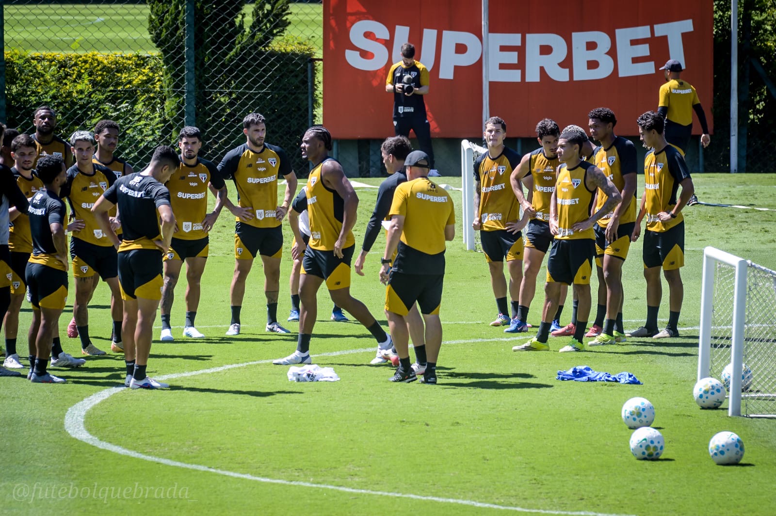 Treino do São Paulo é marcado por conversa inicial com o técnico e atividades táticas intensas