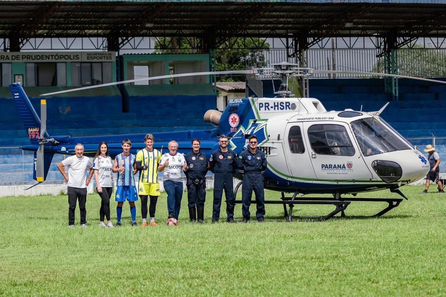 Pouso de helicóptero aeromédico no estádio de Prudentópolis reúne saúde, esporte e fé