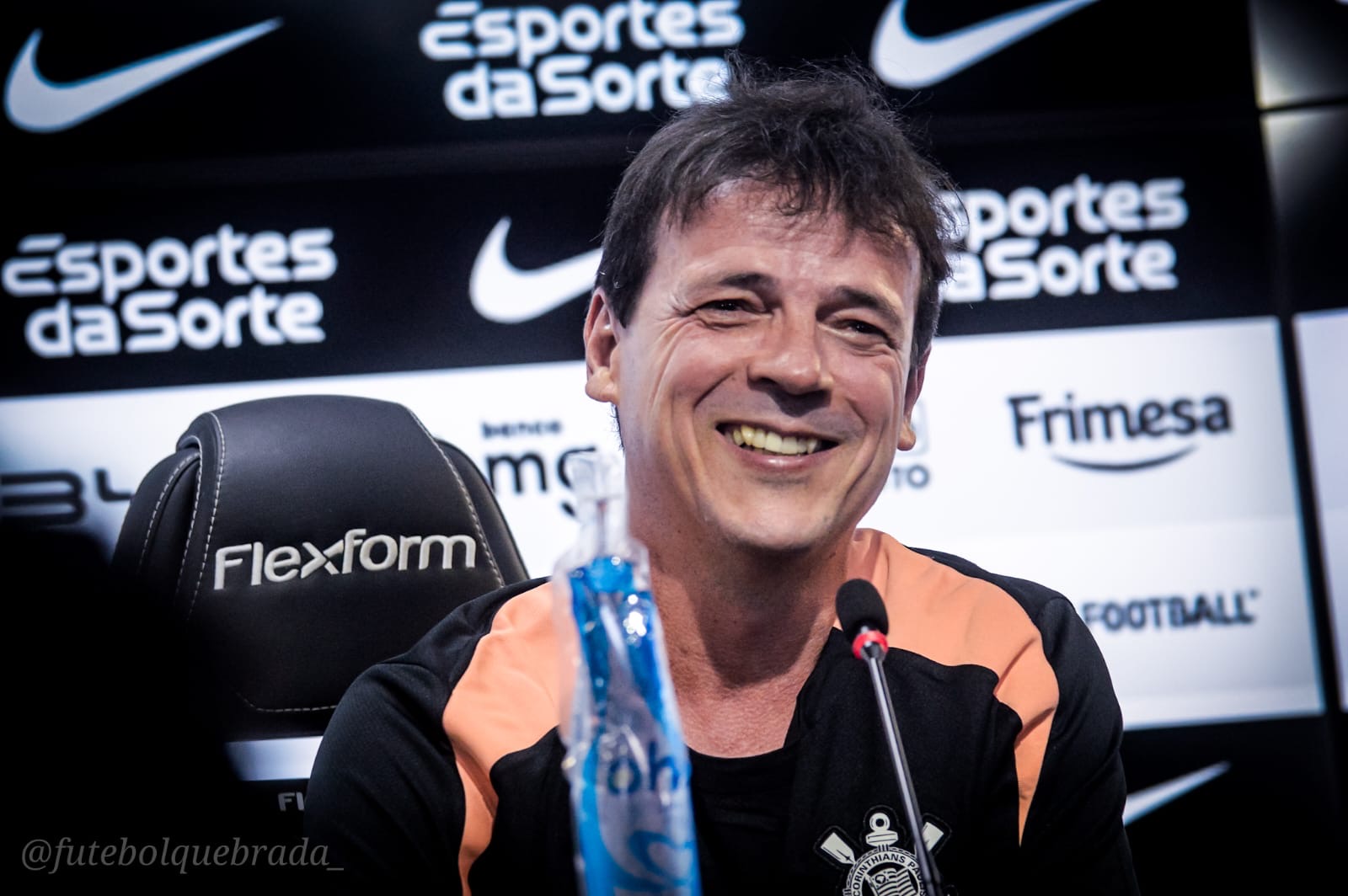 Fernando Diniz é apresentado no Corinthians e projeta continuidade e evolução tática