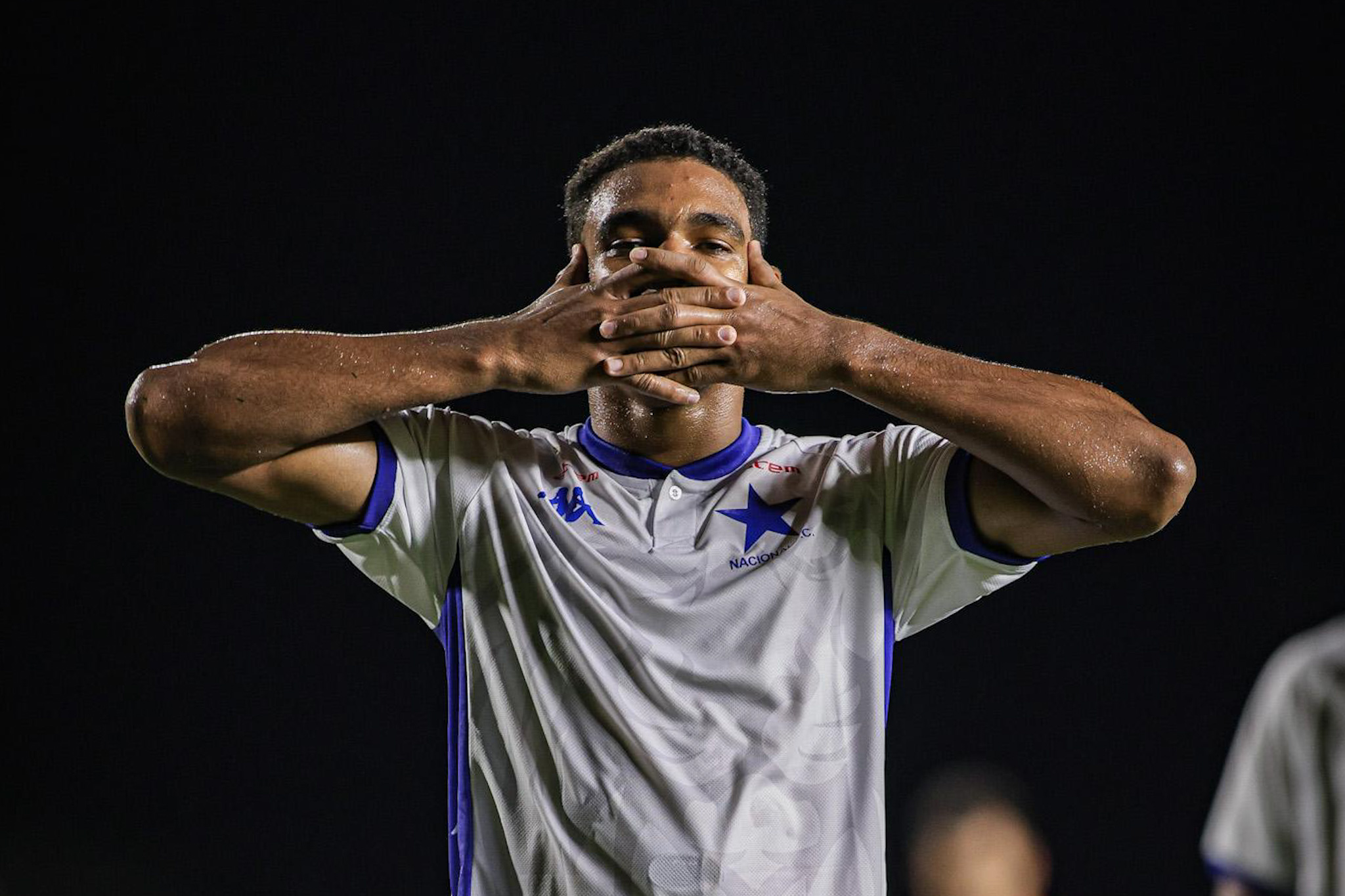 Vitinho marca dois gols e assume liderança do Nacional na Copa Norte