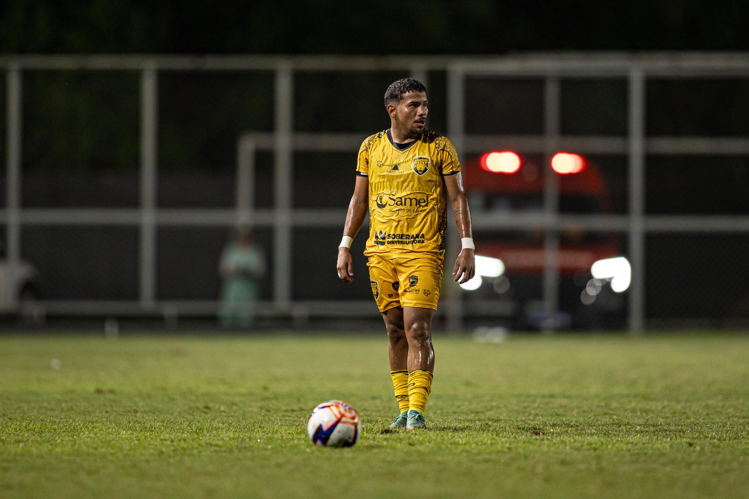 No apagar das luzes, Raylison marca golaço de falta e garante sobrevida do Amazonas na Copa Norte
