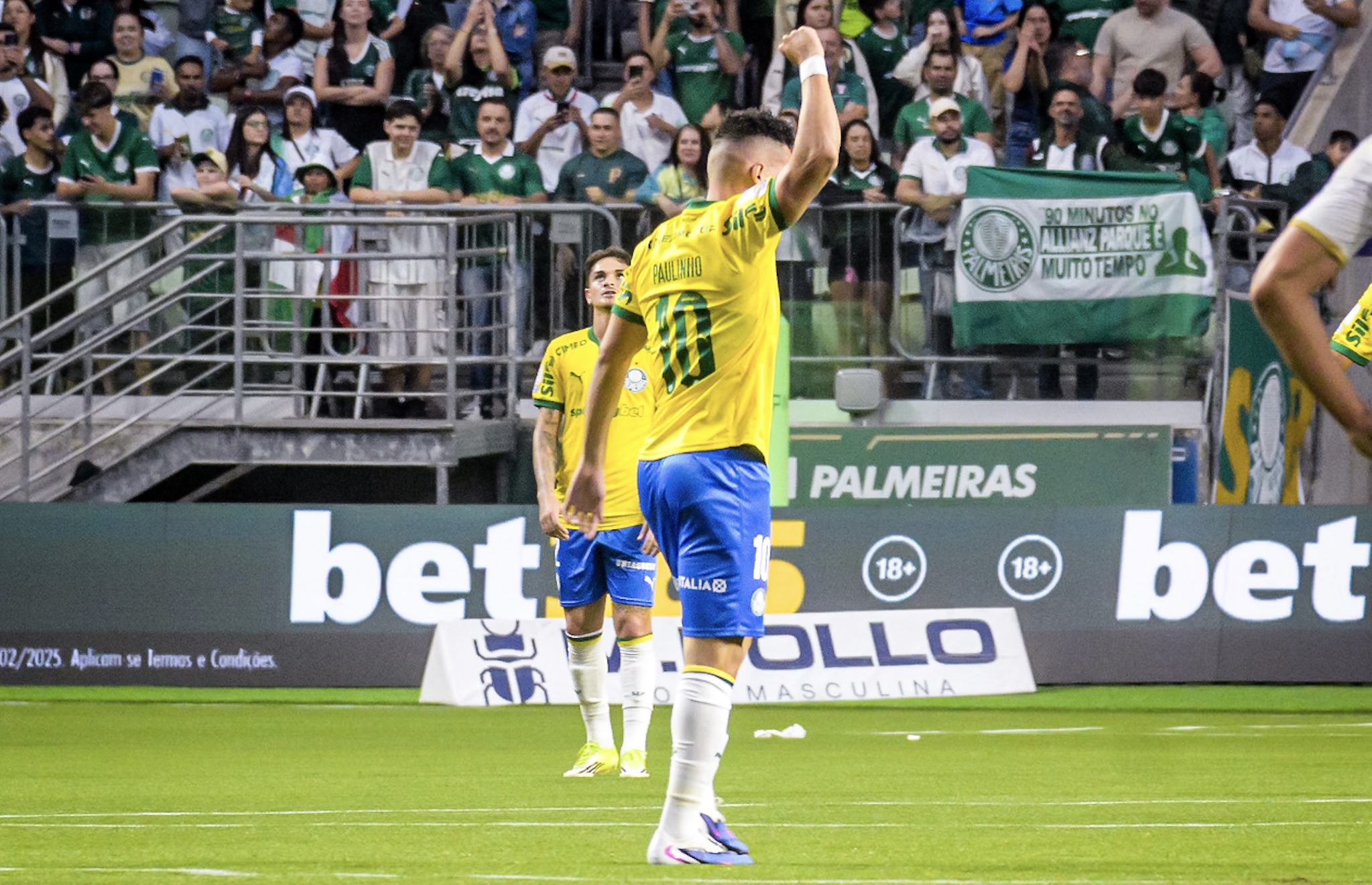 Palmeiras vence Chapecoense com um a menos e mantém distância do vice-líder
